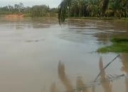 Hujan Deras, Sungai Batang Serangan Meluap dan Ancam Permukiman Warga