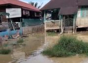 Hujan Deras, Air Sungai Tanjung Pura Meluap Masuk ke Pemukiman Warga
