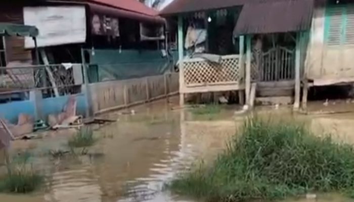 Hujan Deras, Air Sungai Tanjung Pura Meluap Masuk ke Pemukiman Warga