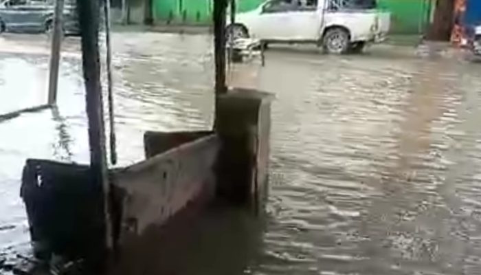 Hujan Deras, Jalan Nasional Lintas Sumatera di Tanjung Pura Tergenang Air