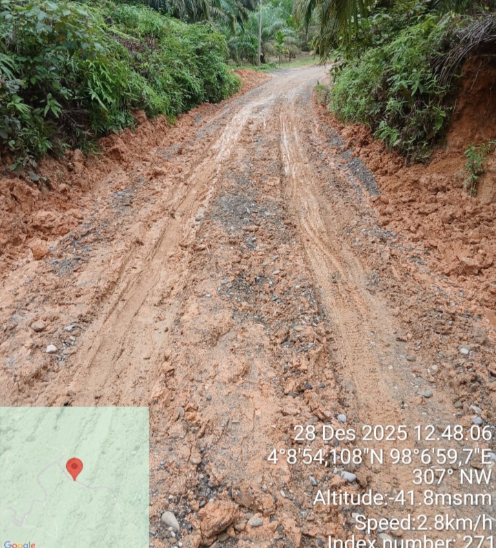 Baru Sepekan Dikerjakan, Jalan di Desa Pangkalan Siata Sudah Hancur
