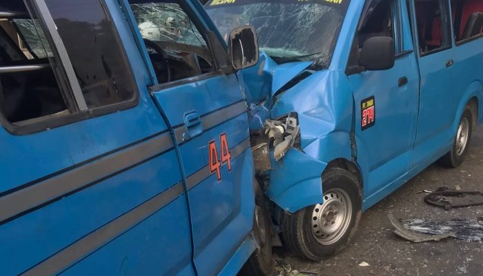 Tabrakan Sesama Angkot Timtak di Jalur Nasional Padang–Langkat, Polisi Lakukan Olah TKP