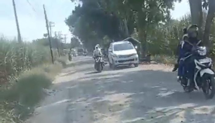 Jalan Lintas Secanggang Rusak Parah, Warga Tiap Hari Hirup Debu