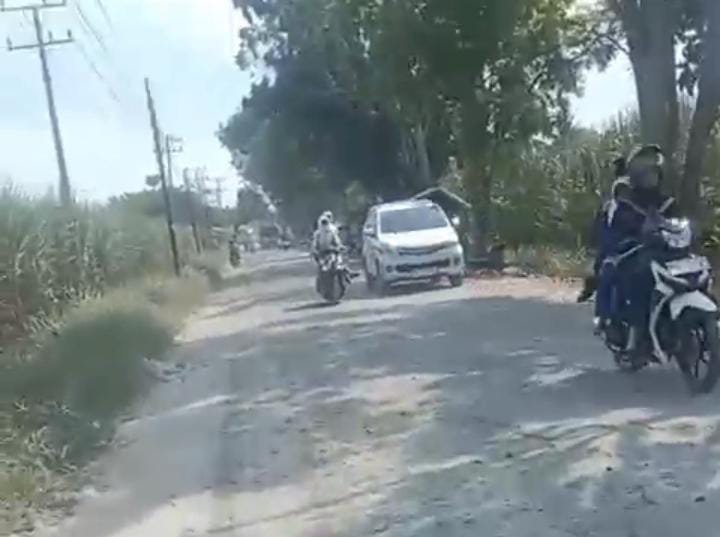 Jalan Lintas Secanggang Rusak Parah