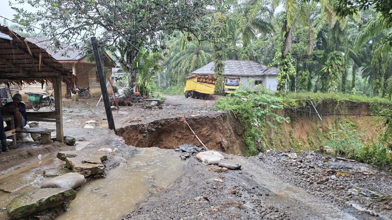 Jalan Penghubung Dua Desa di Kuala