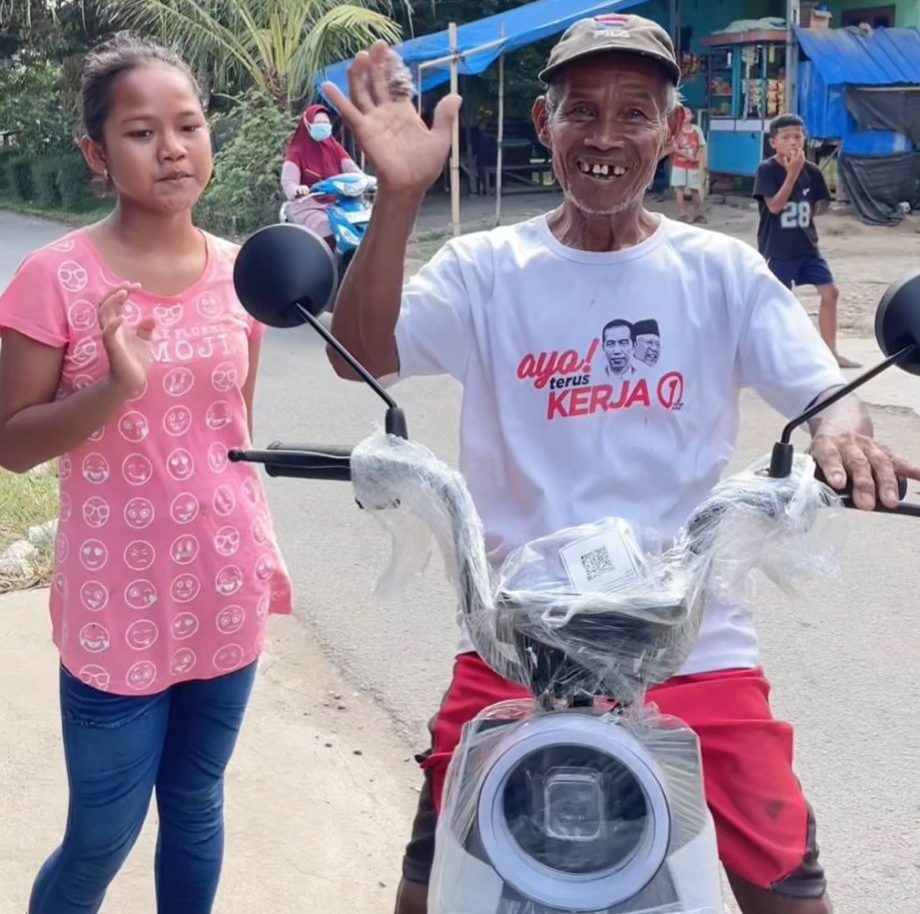 Kisah Haru Kakek Senang