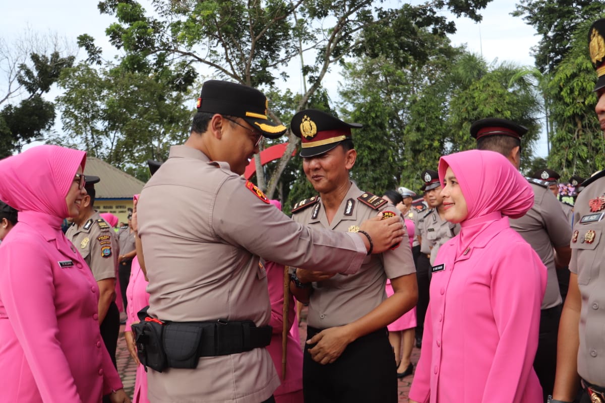 Personel Polres Langkat Disirami Kembang Usai Naik Pangkat
