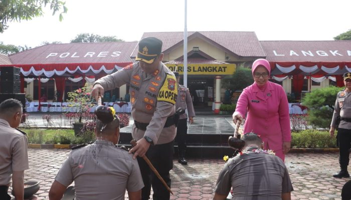 Tradisi Penuh Makna: Personel Polres Langkat Disirami Kembang Usai Naik Pangkat