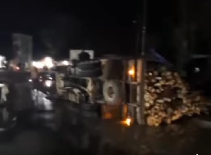Truk Bermuatan Kayu Terguling di Tanjung Pura