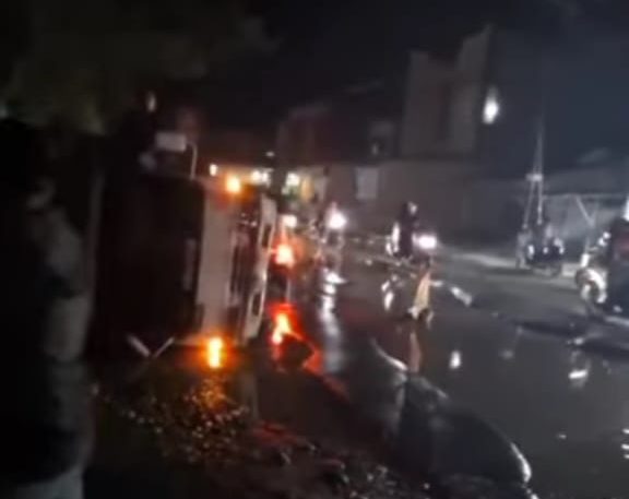 Truk Bermuatan Kayu Terguling di Tanjung Pura