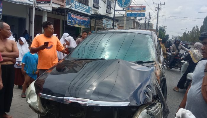 Mobil Kijang Innova Terbalik Usai Kejar-kejaran dengan Pajero di Stabat