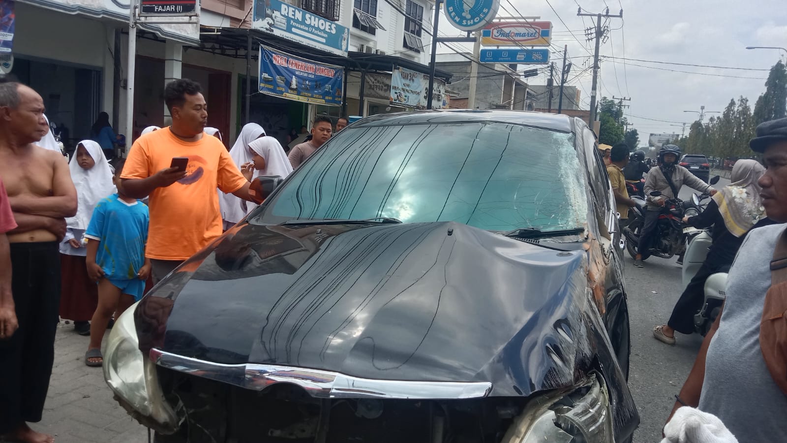 Mobil Kijang Innova Terbalik Usai Kejar-kejaran dengan Pajero di Stabat