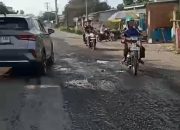 Ngabuburit Ramadan Terganggu, Jalan Sambirejo-Kwala Begumit Dipenuhi Lubang dan Debu