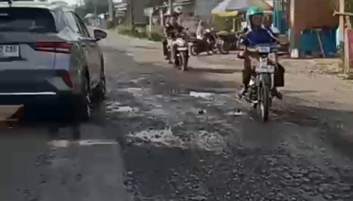 Ngabuburit Ramadan Terganggu, Jalan Sambirejo-Kwala Begumit Dipenuhi Lubang dan Debu