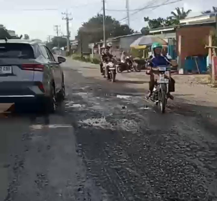 Jalan Sambirejo–Kwala Begumit Dipenuhi Lubang dan Debu