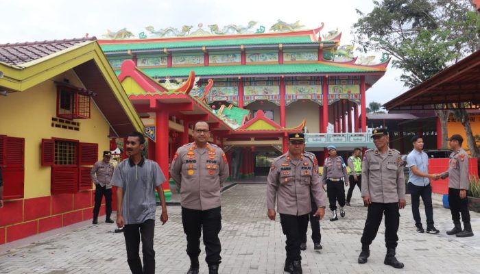 Polisi Jaga Ketat Vihara Avalokitesvara Stabat Saat Perayaan Imlek