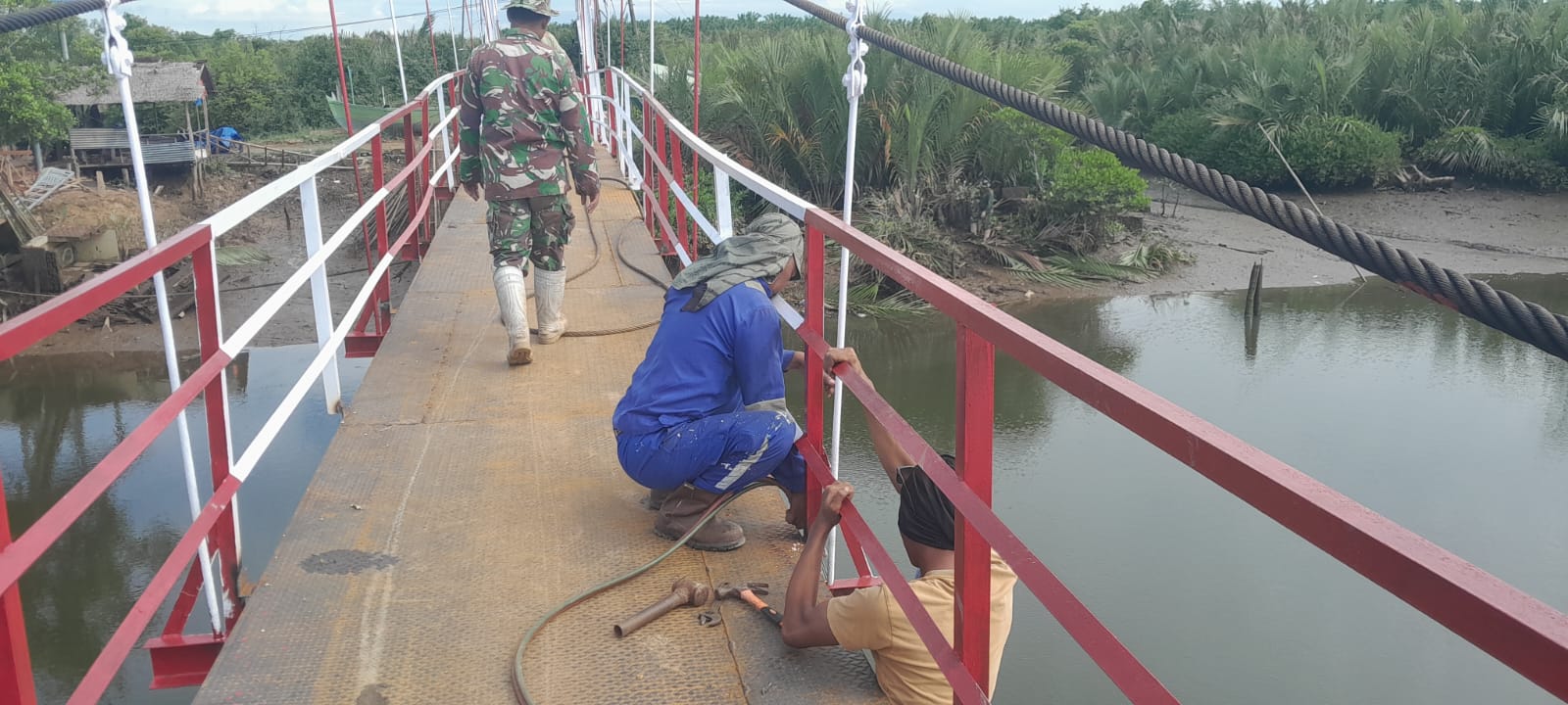 TNI Kebut Pembangunan Jembatan Sungai Dogang Gebang