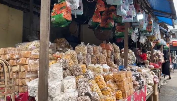 Penjualan Kue Lebaran di Stabat, Pedagang Harap Ramai hingga Hari Raya