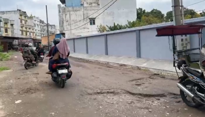 Warga Keluhkan Jalan Rusak di Jalan H M Arif Stabat: Di Kota Saja Begini, Apalagi Desa