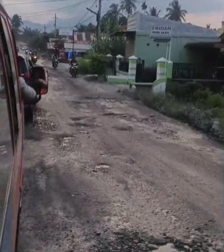 Jalan Rusak di Bukit Lawang