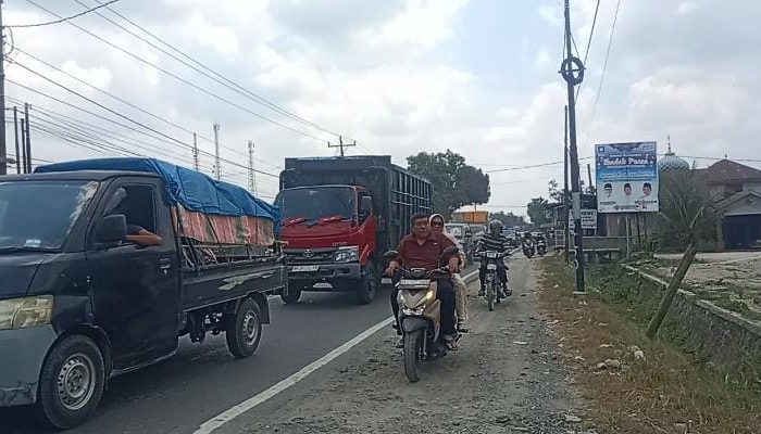 H+5 Lebaran, Arus Lalu Lintas di Jalinsum Medan-Banda Aceh Macet di Pasar X Hinai 