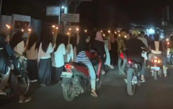 Jalanan Padat, Pawai Obor Jadi Magnet Warga di Stabat