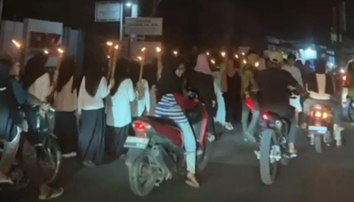 Jalanan Padat, Pawai Obor Jadi Magnet Warga di Stabat Jelang Hari Raya