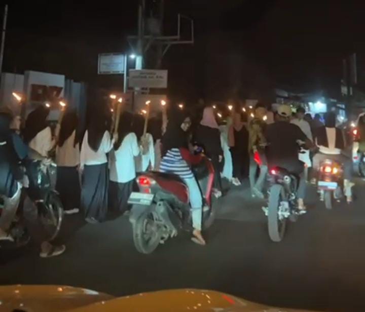 Jalanan Padat, Pawai Obor Jadi Magnet Warga di Stabat