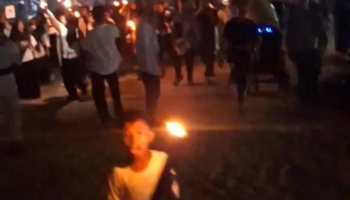Langit Pesisir Bersinar, Pawai Obor Desa Perlis Langkat Meriahkan Malam Takbiran