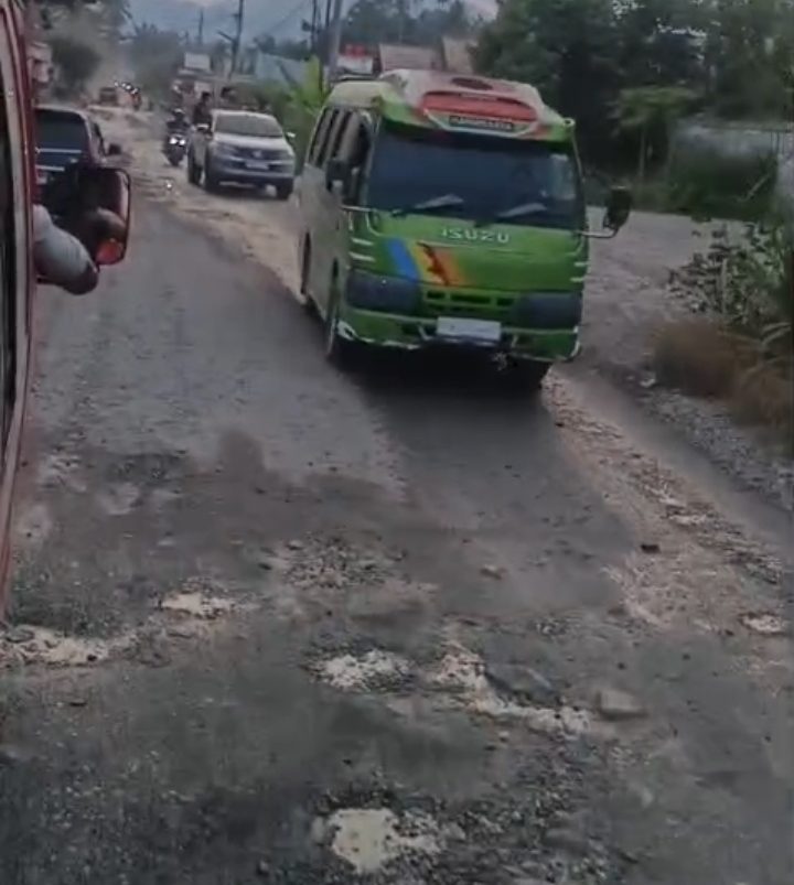 Jalan Rusak di Bukit Lawang