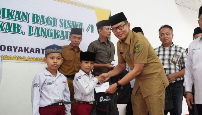 Bupati Bersama Baznas Langkat, Saluarkan Bantuan untuk Siswa Teluk Aru