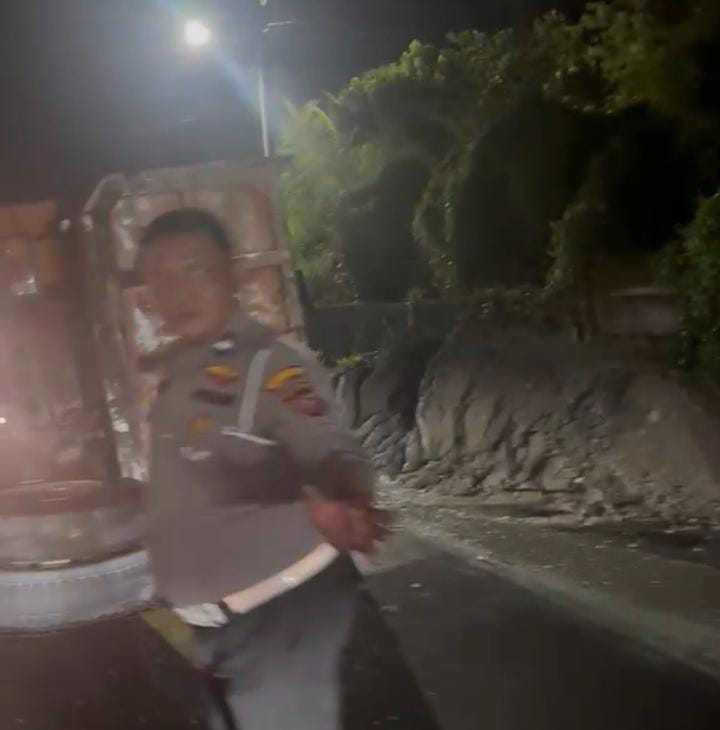 Truk Pasir Terbalik di Jalur Medan-Berastagi