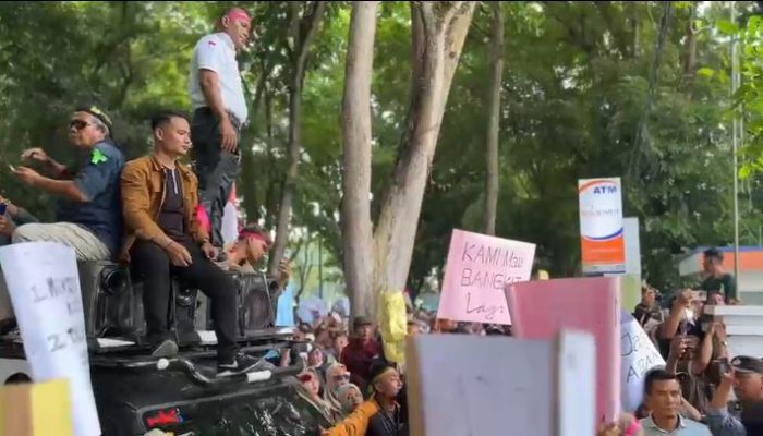 Ratusan Warga Besitang Demo di Depan Gedung DPRD, Tuntut Keadilan Bansos Pascabanjir