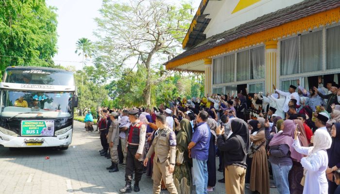 Bupati Langkat Lepas Jamaah Haji Kloter 4, Bekali Jamaah dengan Pesan dan Doa