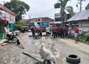 Warga Blokir Jalan Binjai-Bukit Lawang, Tuntut Perbaikan Jalan Rusak
