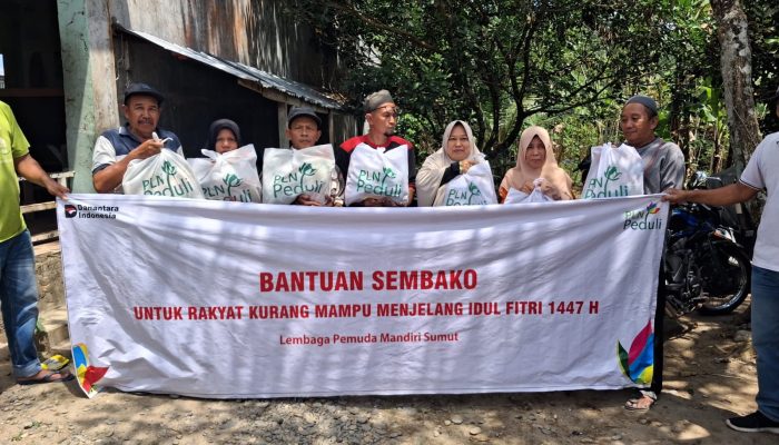 Di Tengah Kenaikan Harga, Rudi Hartono Bersama PLN Bagikan Ratusan Paket Sembako untuk Warga