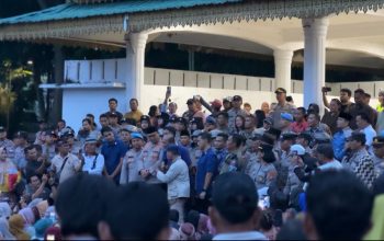 Bupati Langkat Turun Tangan Temui Massa Korban Banjir, Janji Bawa Persoalan ke Menteri Sosial