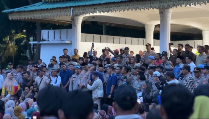 Bupati Langkat Turun Tangan Temui Massa Korban Banjir, Janji Bawa Persoalan ke Menteri Sosial