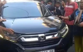 Mobil Mewah Tabrak Pedagang di Pasar Kaget Binjai