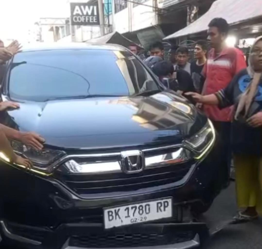 Mobil Mewah Tabrak Pedagang di Pasar Kaget Binjai