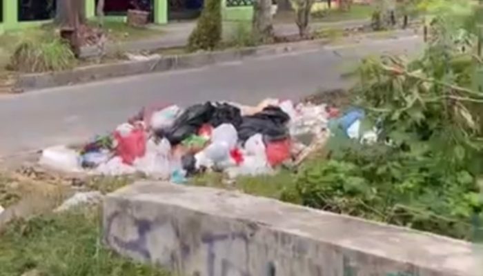 Warga Keluhkan Tumpukan Sampah di Rumah Kosong Komplek Pemda Langkat