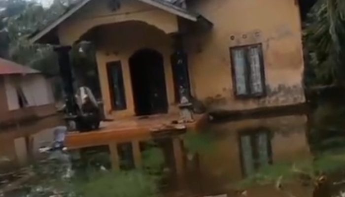 Tanggul Jebol, Air Sungai Rendam Permukiman Warga Paluh Kurau Deli Serdang