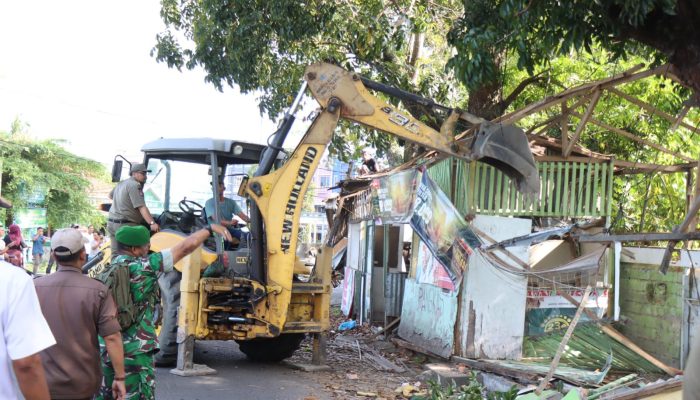 Pemko Binjai Bertindak Tegas dengan Pedagang, Bangunan Liar di Depan RS Kesrem Dibongkar