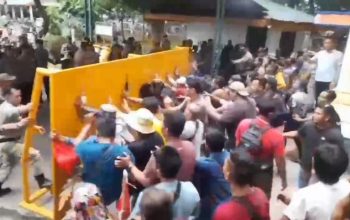 Protes Memanas soal Bantuan Pasca Banjir, Massa Besitang Robohkan Pagar Kantor Bupati Langkat