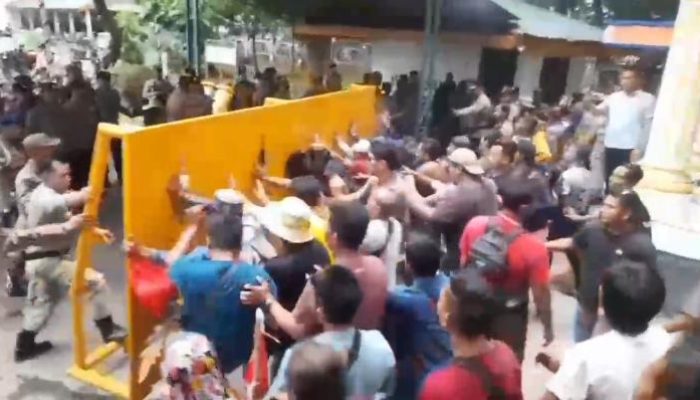 Protes Memanas soal Bantuan Pasca Banjir, Massa Besitang Robohkan Pagar Kantor Bupati Langkat