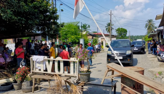 Warga Blokir Jalan Menuju Wisata Bukit Lawang, Tuntut Janji Perbaikan Tak Kunjung Tepati