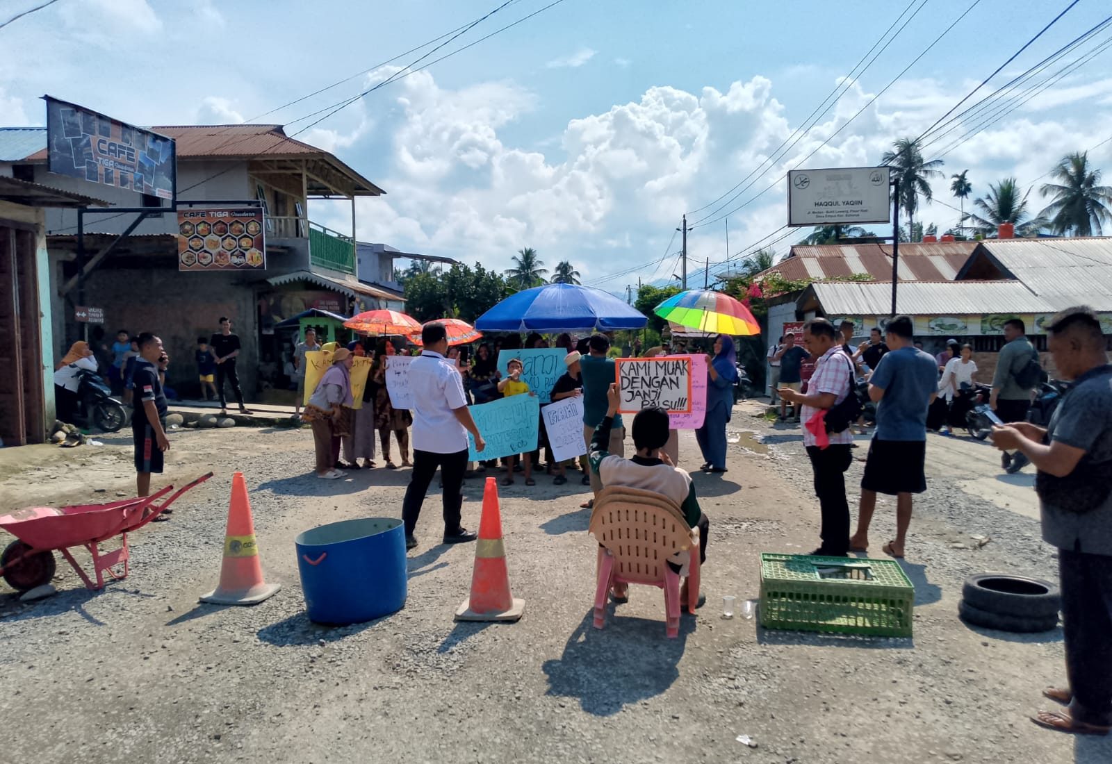 Warga Blokir Jalan Menuju Objek Wisata Bukit Lawang