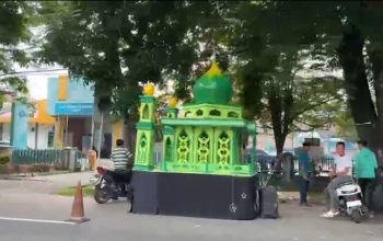 Antusias Warga Pecah Saat Puluhan Kendaraan Hias Melintas di Pawai Obor Stabat