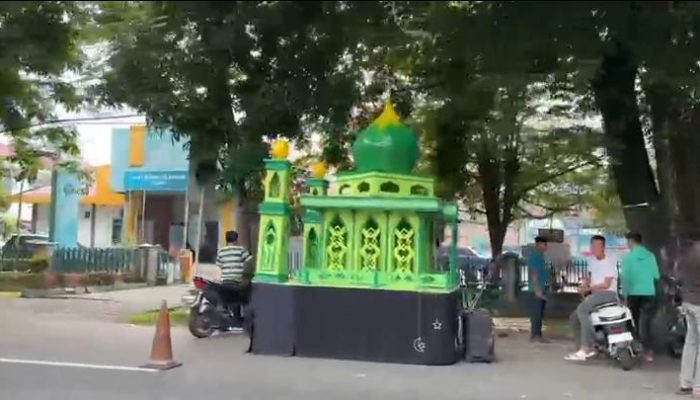 Antusias Warga Pecah Saat Puluhan Kendaraan Hias Melintas di Pawai Obor Stabat