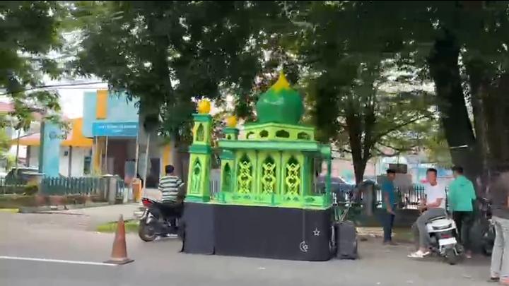 Pawai kendaraan hias